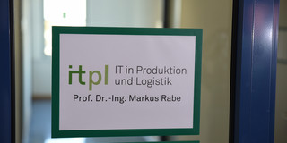 ITPL Logo an Glastür