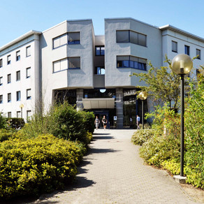 Altes Maschinenbaugebäude Gebäude mit Bäumen im Vordergrund