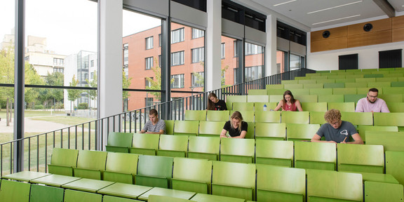 Studierende im Hörsaal Studierende sitzen in einem Hörsaal.