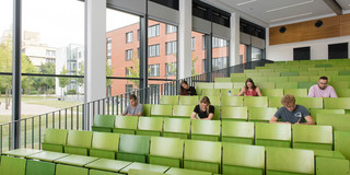 Studierende im Hörsaal Studierende sitzen in einem Hörsaal.