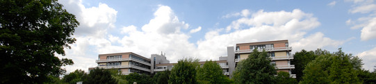Emil-Figge-Straße 50 Emil-Figge-Straße 50 mit Wolken und grünen Bäumen im Hintergrund